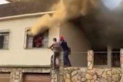 Vídeo: vizinhos resgatam criança de casa em chamas