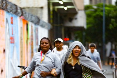 Toda serelepe! Regina Casé se diverte nos bastidores de gravação de novela