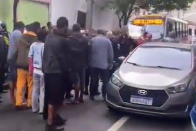 Tentativa de roubo a caminhão deixa três pessoas baleadas no Rio Comprido