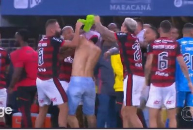 Torcedor do Flamengo que invadiu campo e comemorou com jogadores é banido do Maracanã até 2023