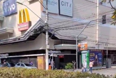 Limpeza de canteiros e novas lixeiras instaladas na principal praça da cidade