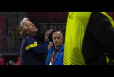 Jorge Jesus discute com torcedores em jogo da Liga Europa