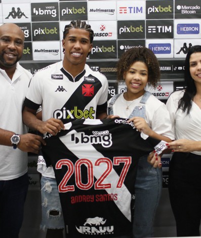 Andrey Santos levou a família no dia em que assinou o novo contrato com o Vasco