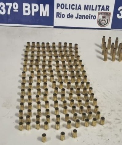 Foram apreendidos 153 cartuchos deflagrados de calibre 9mm e 14 de fuzil calibre 556