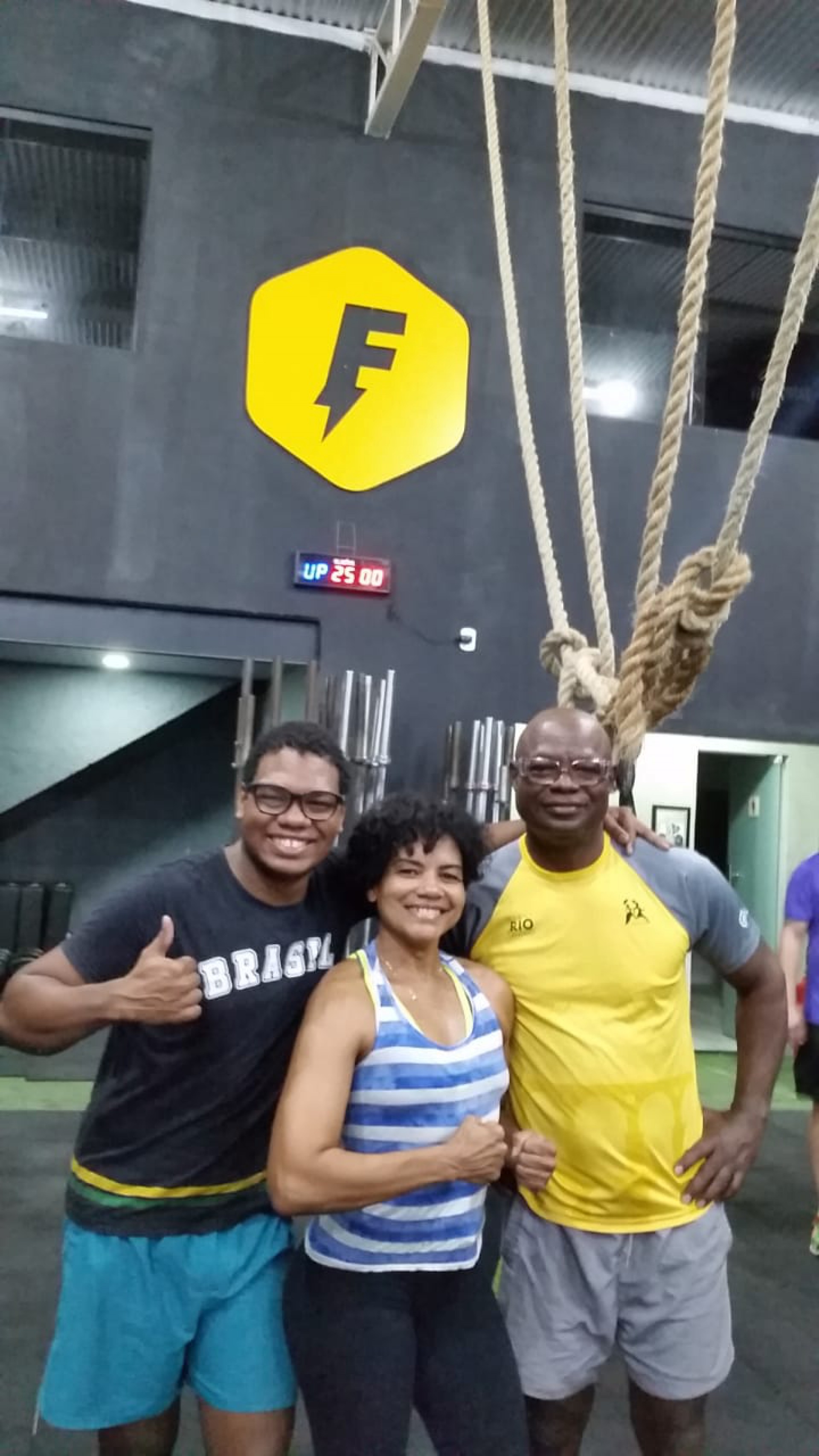 Sandra, seu marido, Josias de Oliveira, e seu filho, Victor de Oliveira, agora fazem exerc&iacute;cios juntos