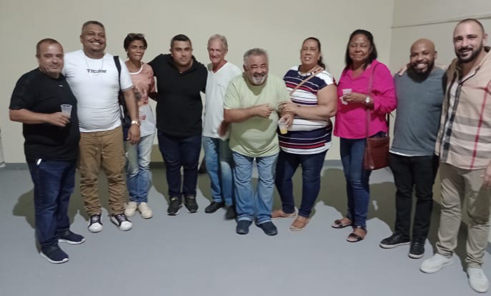 Presidente Reginaldo Gomes (E), vice-presidente Leandro Santoro (D), presidente de Honra Rodrigo Gomes (de camisa preta, entre dois chefes de atelier) - Divulgação
