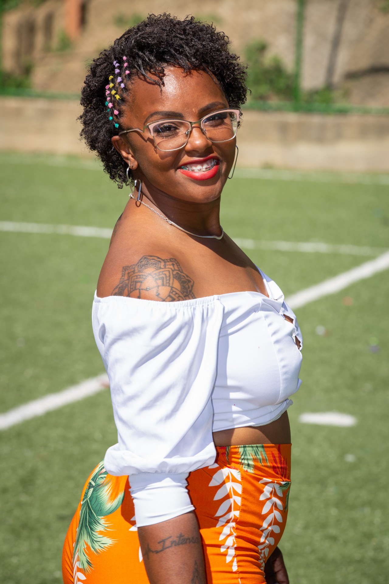 Jéssica Lene do Nascimento, de 33 anos, trabalha como gari, mas se desdobra ainda como garçonete, cozinheira, faz curso de alongamentos de cílios pra poder ganhar uma renda extra - TV Globo / Divulgação