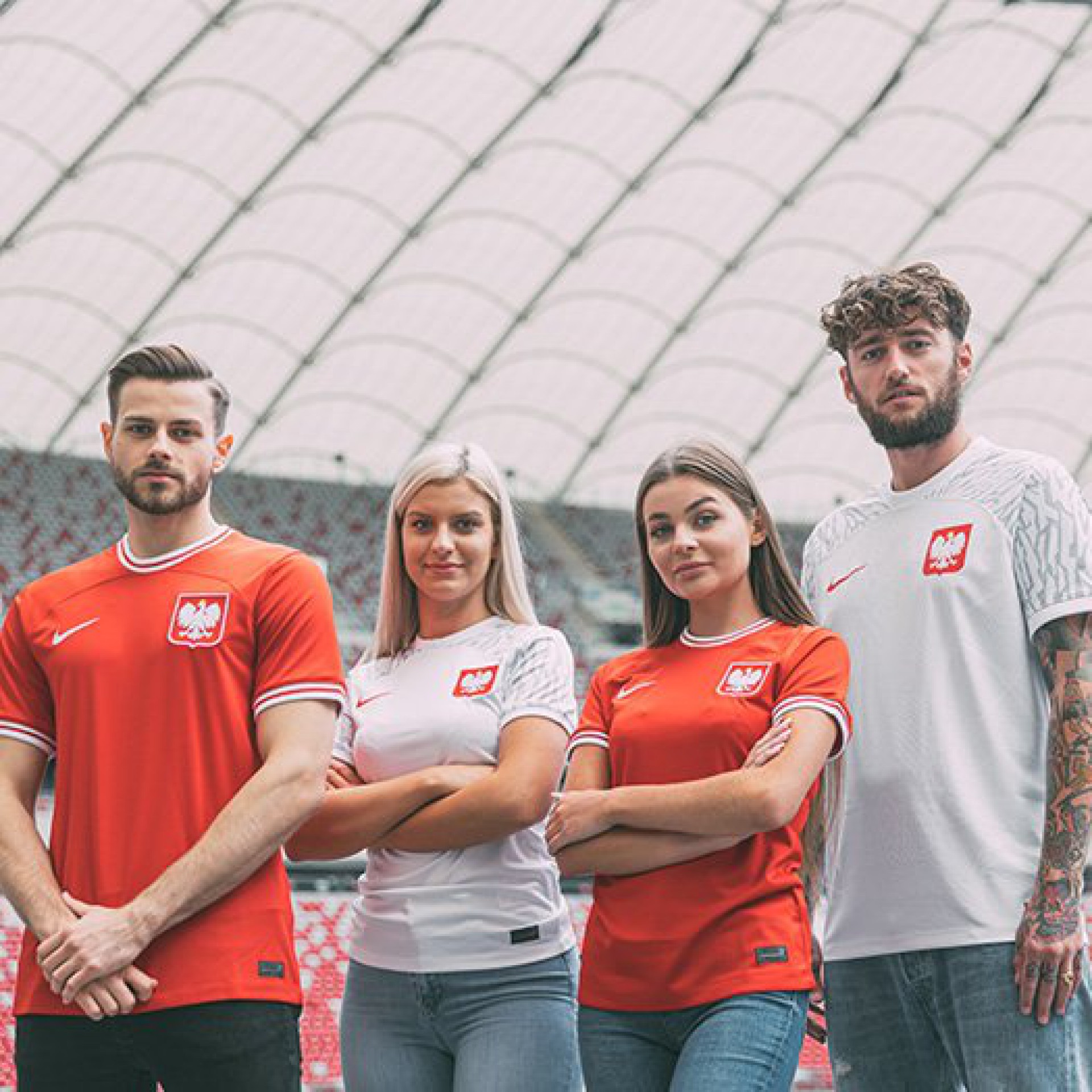 A Polônia também apresentou seus dois uniformes para a Copa. Ela está no Grupo C - Divulgação