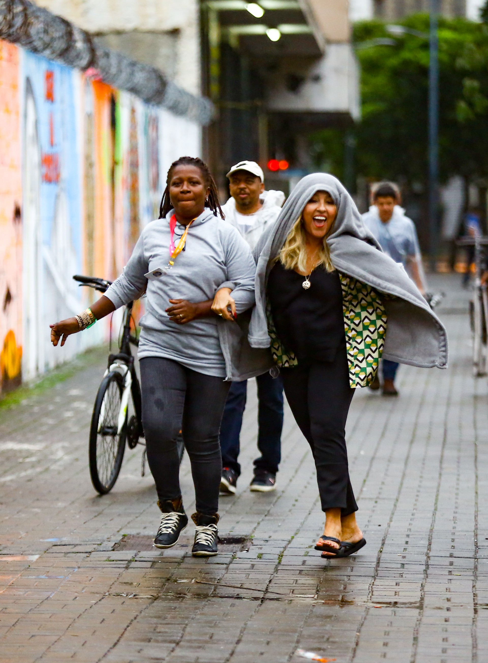 Regina Casé participa de gravação da novela 'Todas as Flores', do Globoplay, no Centro do Rio - Victor Chapetta / Ag. News