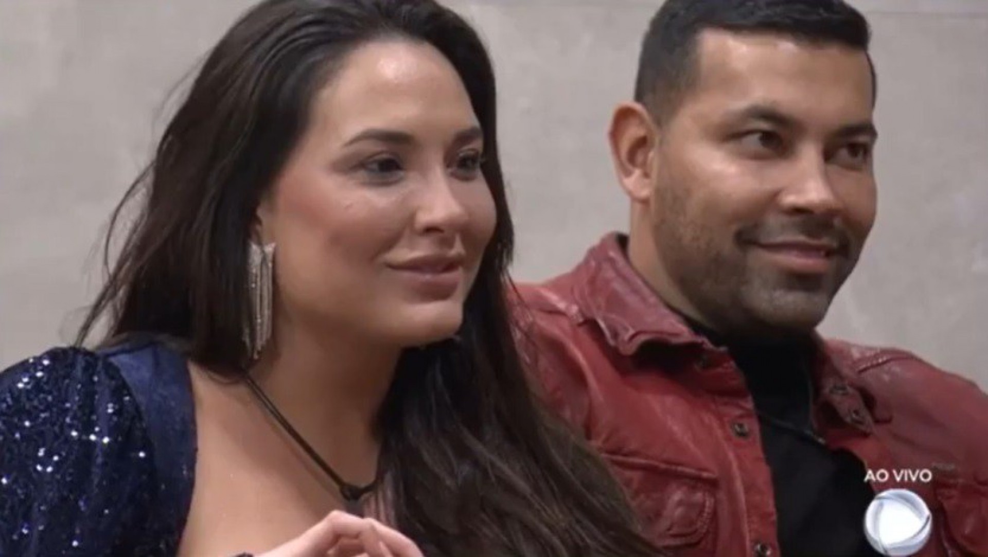 Suzi e André se divertem embaixo do edredom no paiol de 'A Fazenda 14' - Reprodução