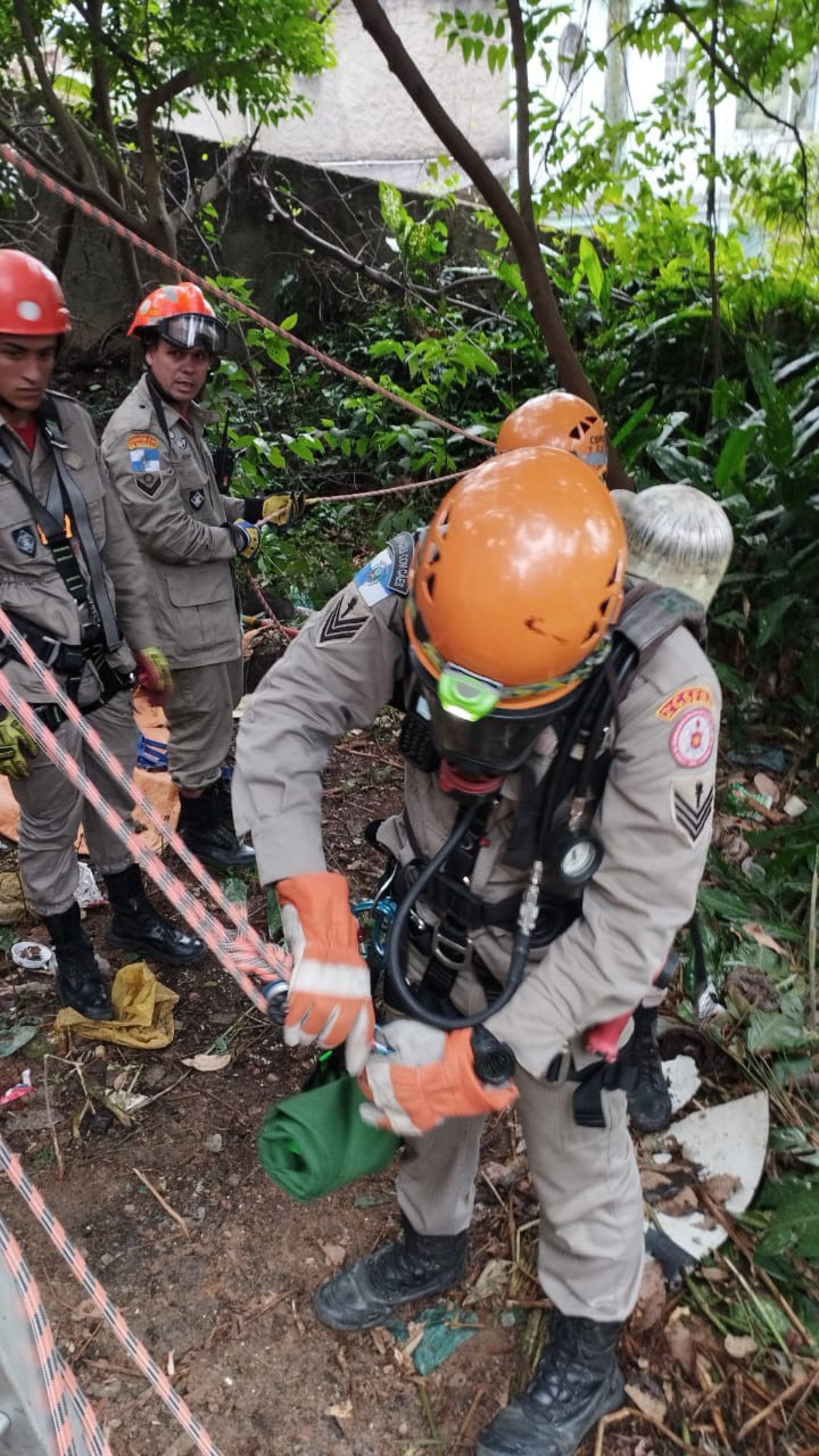 Bombeiros resgatam cachorro que havia caído em poço artesiano, em Magé