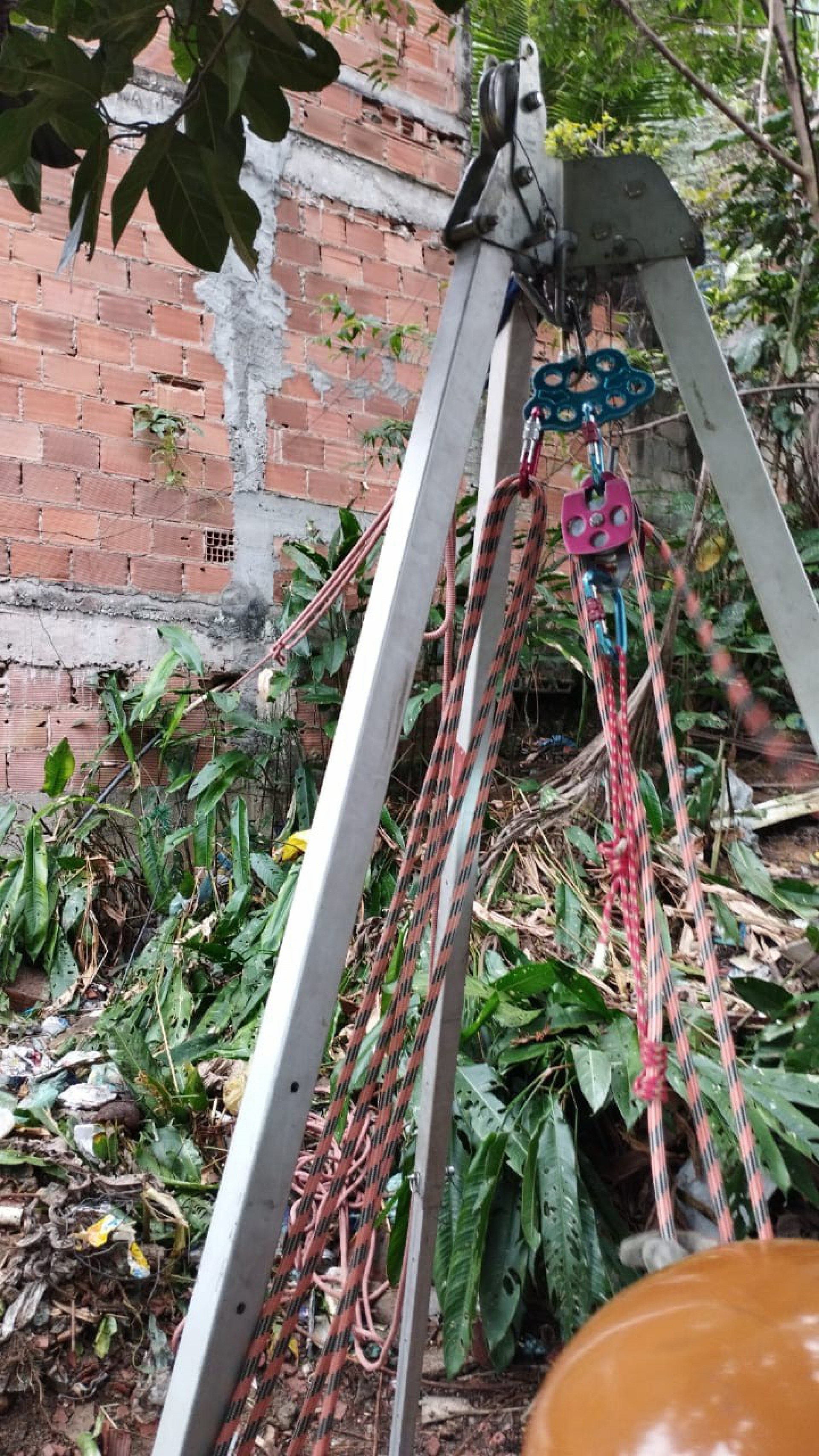 Bombeiros resgatam cachorro que havia caído em poço artesiano, em Magé