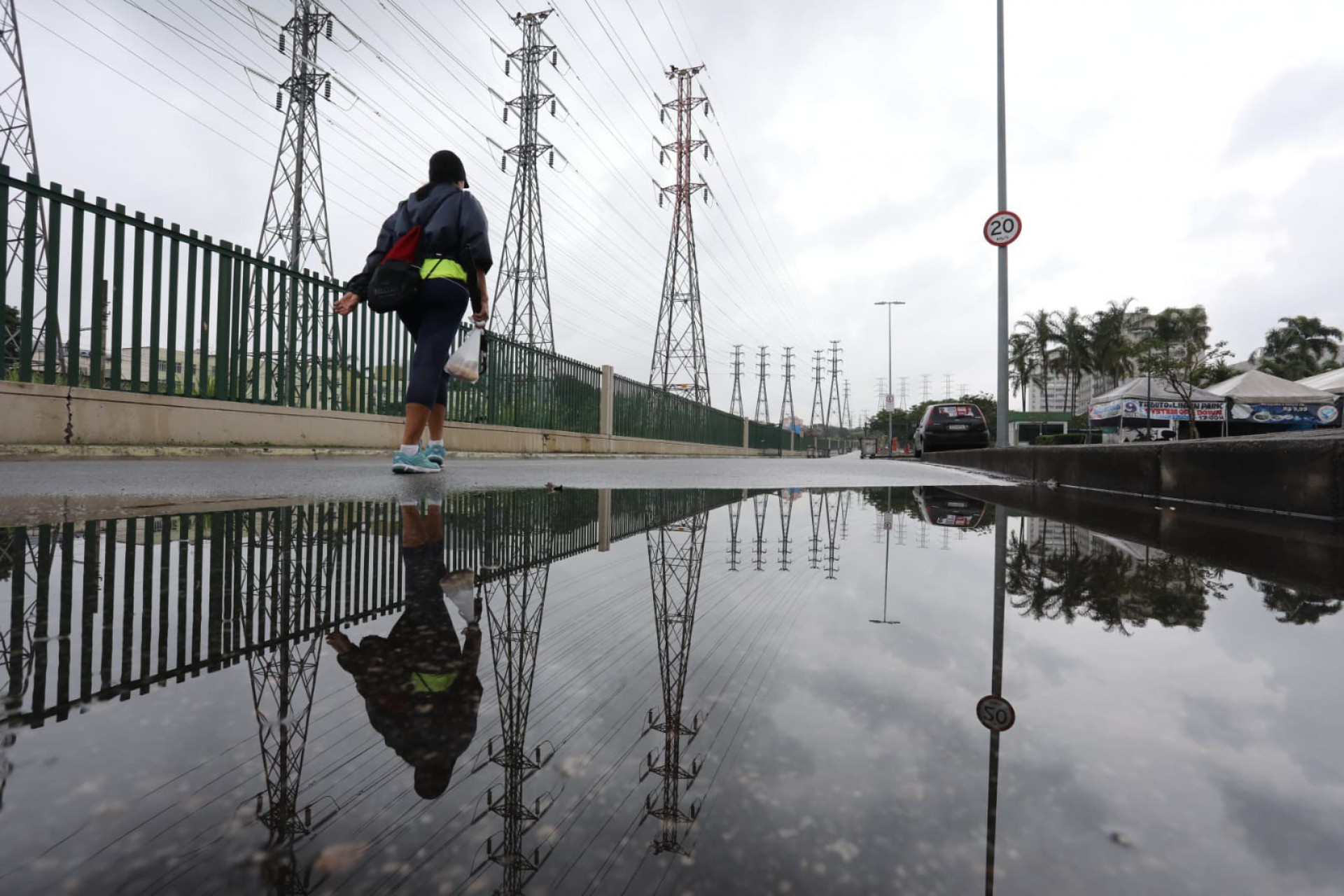 Moradora caminha no Parque Madureira, na Zona Norte - Pedro Ivo/ Agência O Dia