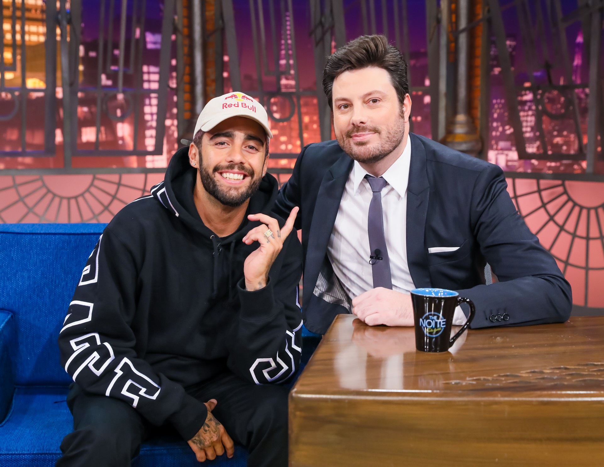 Pedro Scooby participa do programa 'The Noite' ao lado de Danilo Gentili - Lourival Ribeiro / SBT