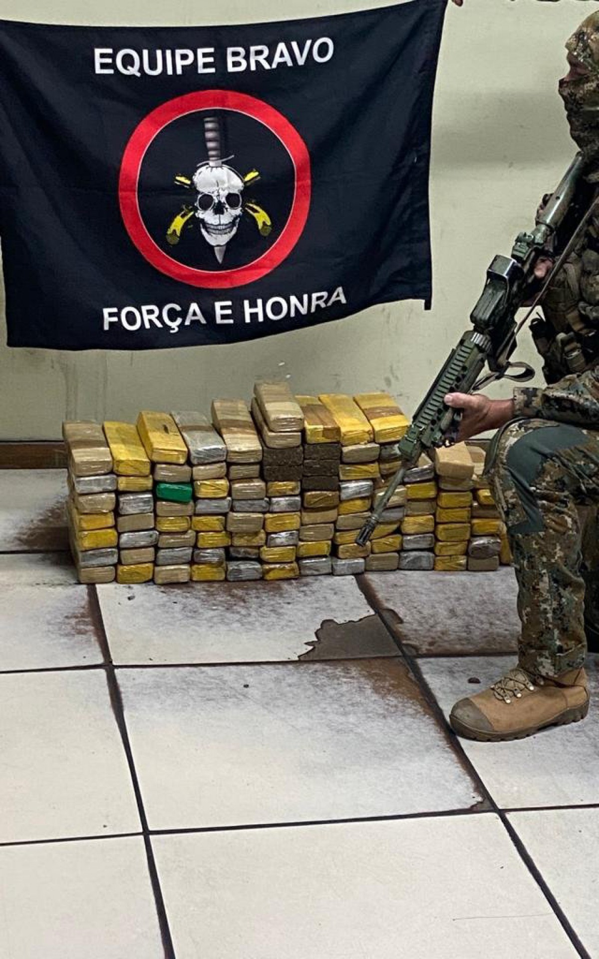 Policiais do Batalhão de Operações Especiais (BOPE), apreenderam 90 kg de maconha na comunidade do Jacarezinho - Foto: Divulgação/Pmerj