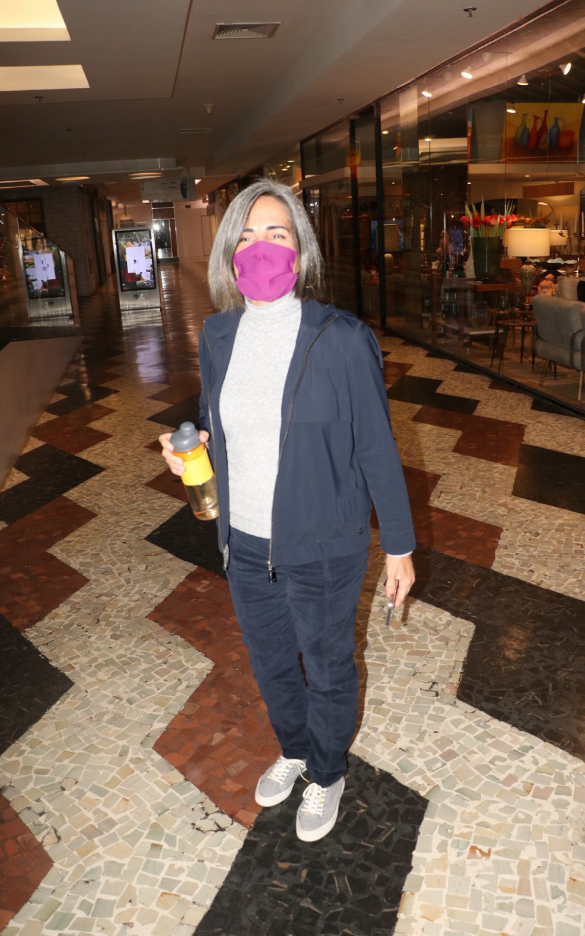 Gl&oacute;ria Pires prestigia o espet&aacute;culo 'A Casa da Sogra' na Zona Sul do Rio na noite desta quinta-feira