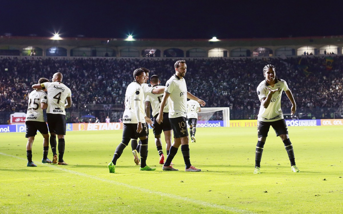 Andrey (d) comera seu gol na partida entre Vasco da Gama e Nautico no Estadio de Sao Januario em 16 de setembro de 2022. Foto: Daniel RAMALHO/VASCO