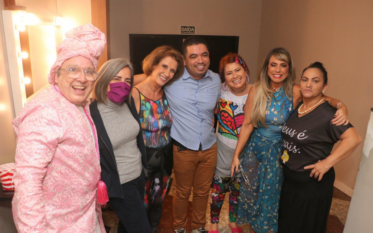 Gl&oacute;ria Pires prestigia o espet&aacute;culo 'A Casa da Sogra' na Zona Sul do Rio na noite desta quinta-feira