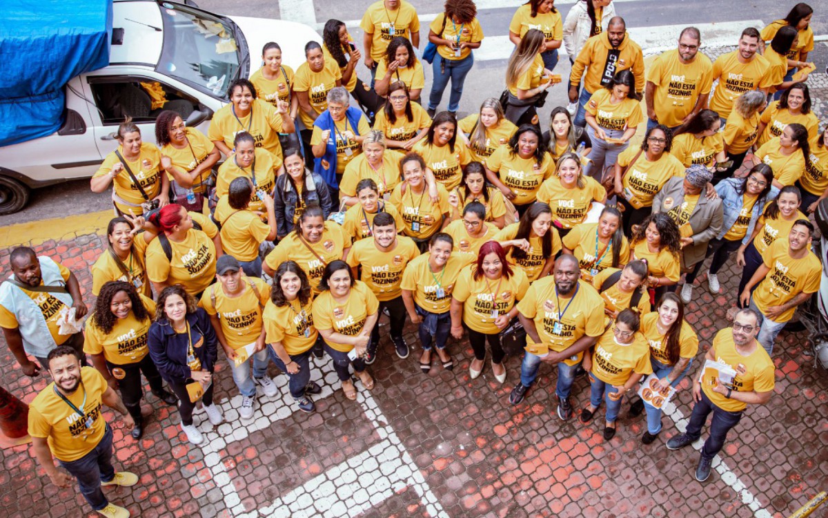 Um time de profissionais de sa&uacute;de formado por psic&oacute;logos, assistentes sociais e pessoas de outras &aacute;reas foi &agrave;s ruas conscientizar a popula&ccedil;&atilde;o