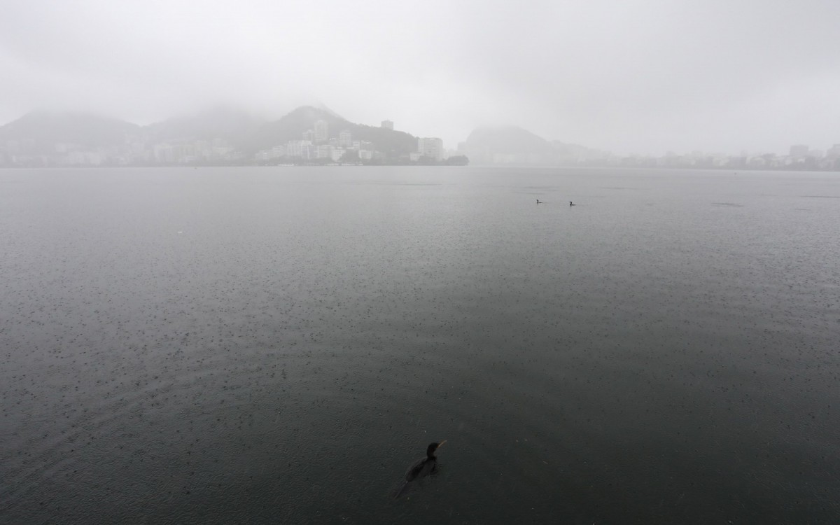 Mais um dia de chuva na cidade do Rio de Janeiro faz com que os cariocas botem os guarda chuvas para uso. - Pedro Ivo/ Ag&ecirc;ncia O Dia