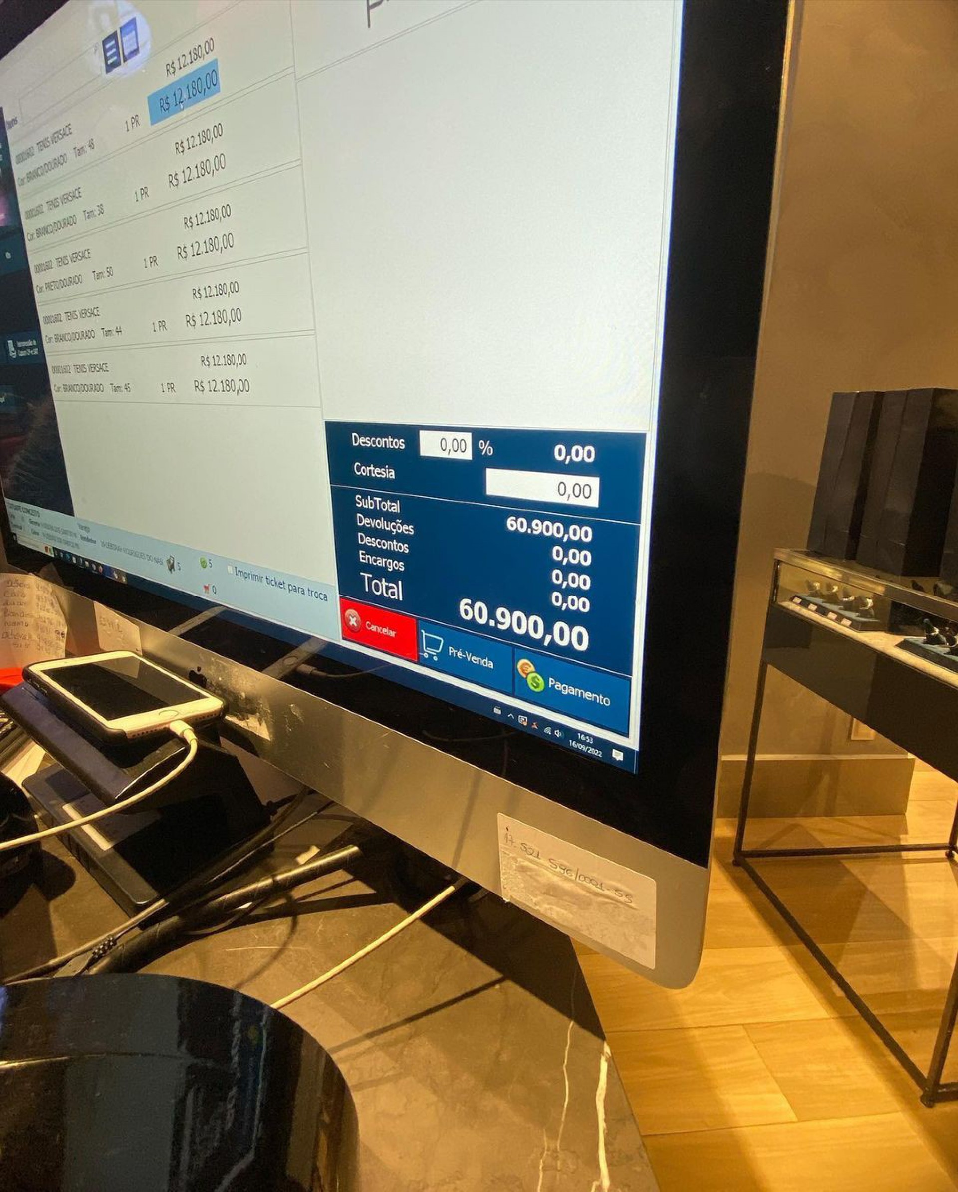 Whindersson Nunes gasta R$ 60,9 mil em tênis de grife para presentear fãs - Reprodução/Instagram