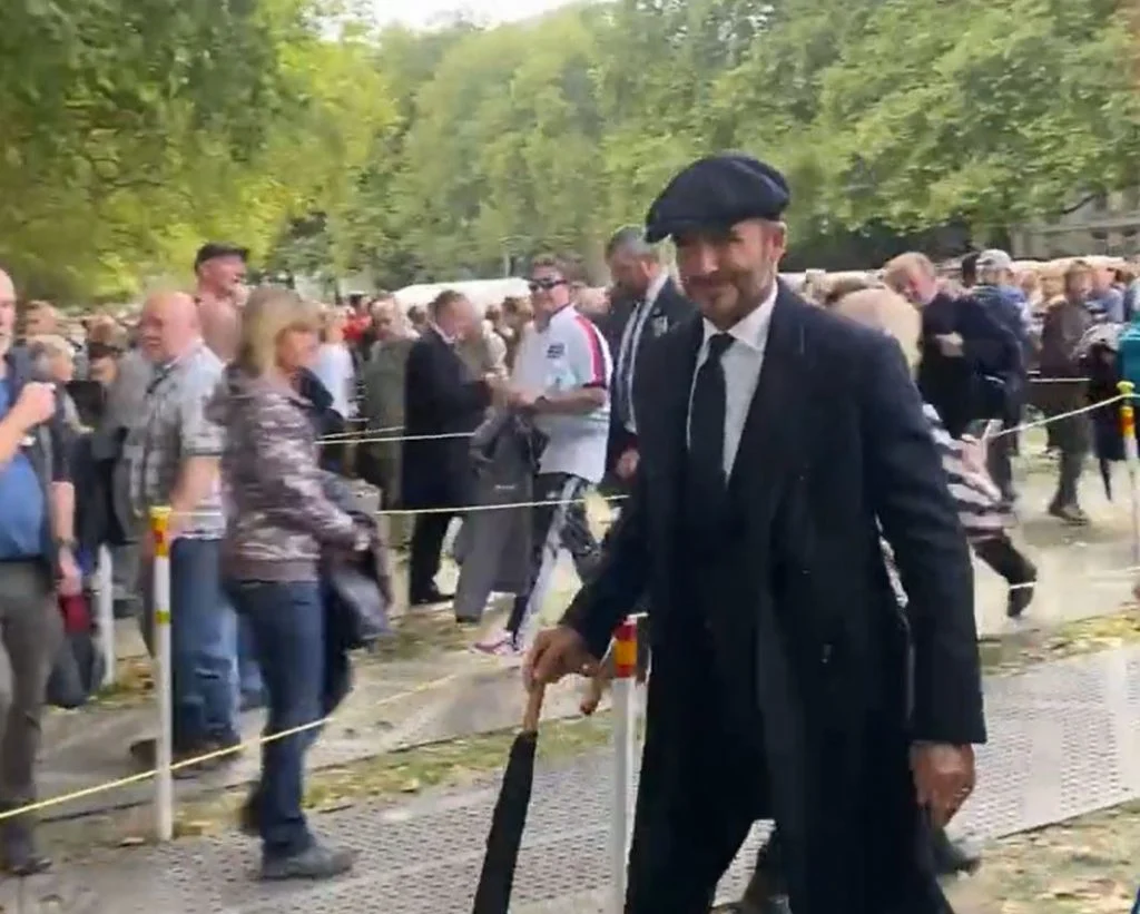 ídolo inglês, David Beckham enfrenta fila de 12 horas para se despedir da Rainha Elizabeth II
