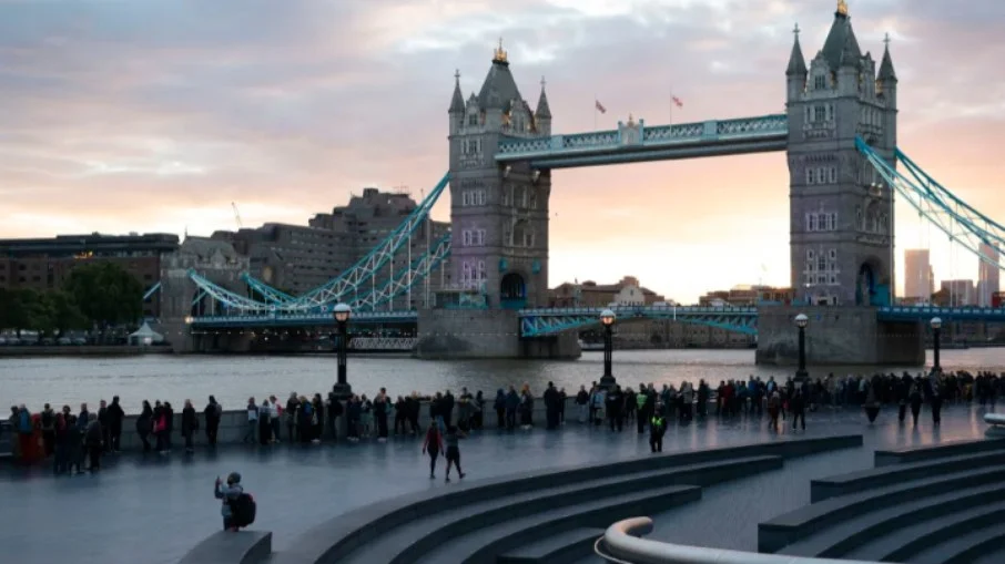 Polícia prende homem que assediou mulheres na fila do funeral da Rainha Elizabeth II