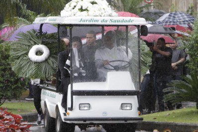 Corpo de frentista atropelado em Jacarepaguá é sepultado 