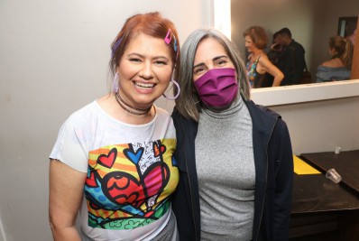 Glória Pires prestigia peça de Narjara Turetta na Zona Sul do Rio