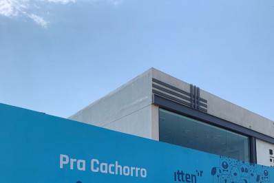 Tapumes de obras ganham novas utilidades