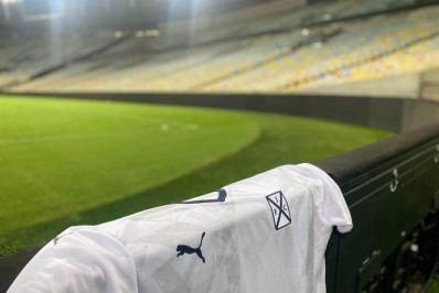 Independiente lança uniforme em homenagem a títulos em cima do Flamengo