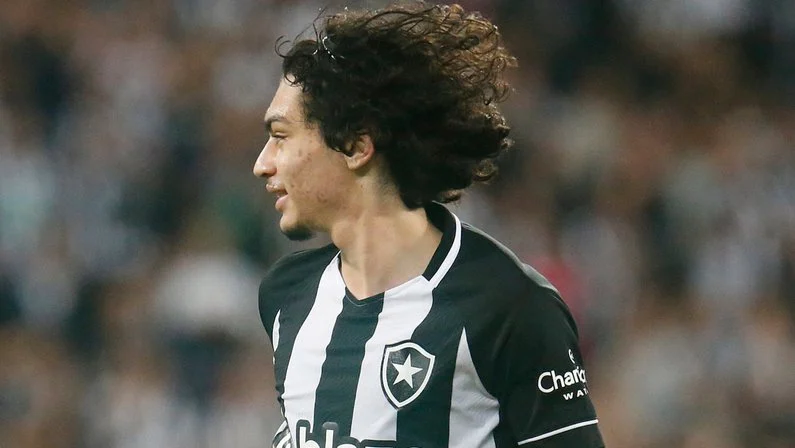 Médico do Botafogo elogia Matheus Nascimento, mas prega cautela: 'Ainda está maturando'