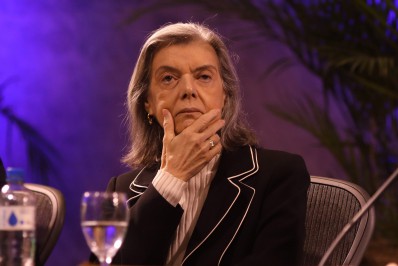 Cármen Lúcia manda Bolsonaro tirar vídeo sobre prova de vida do INSS na urna