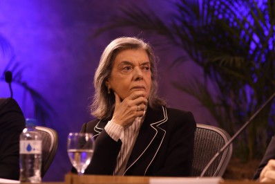 Diante de estrangeiros, ministros do TSE defendem democracia