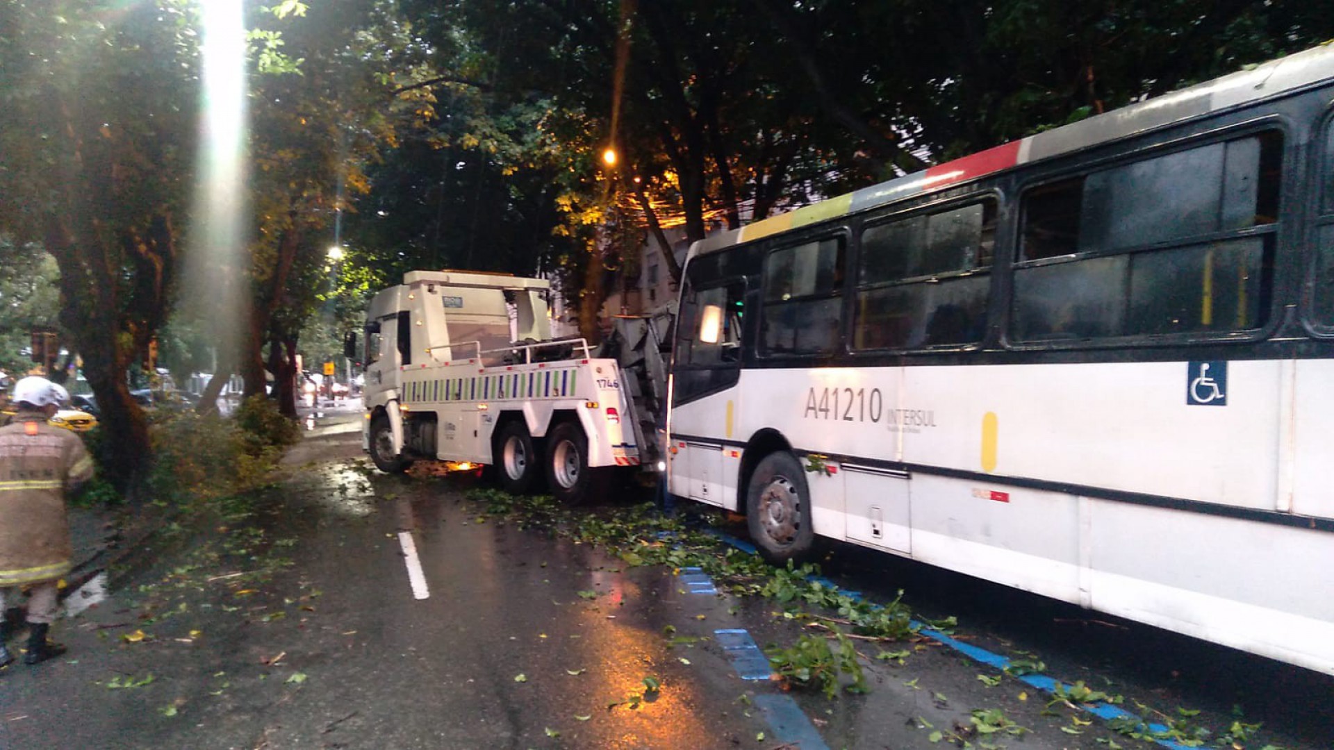 Via precisou ser interditada ao tráfego por conta da colisão. No momento, a Rua São Clemente só tem uma faixa liberada para o trânsito - Redes sociais