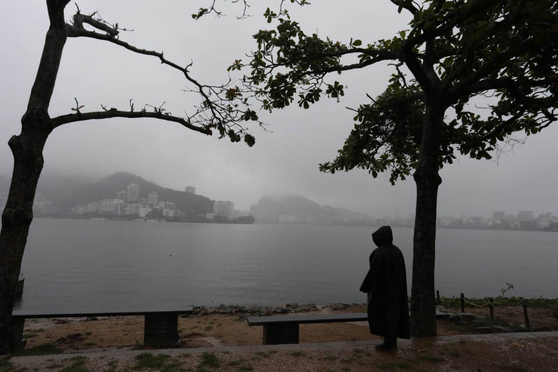 Lagoa Rodrigo de Freitas teve pouca movimentação nesta sexta por conta da chuva - Pedro Ivo/Agência O Dia