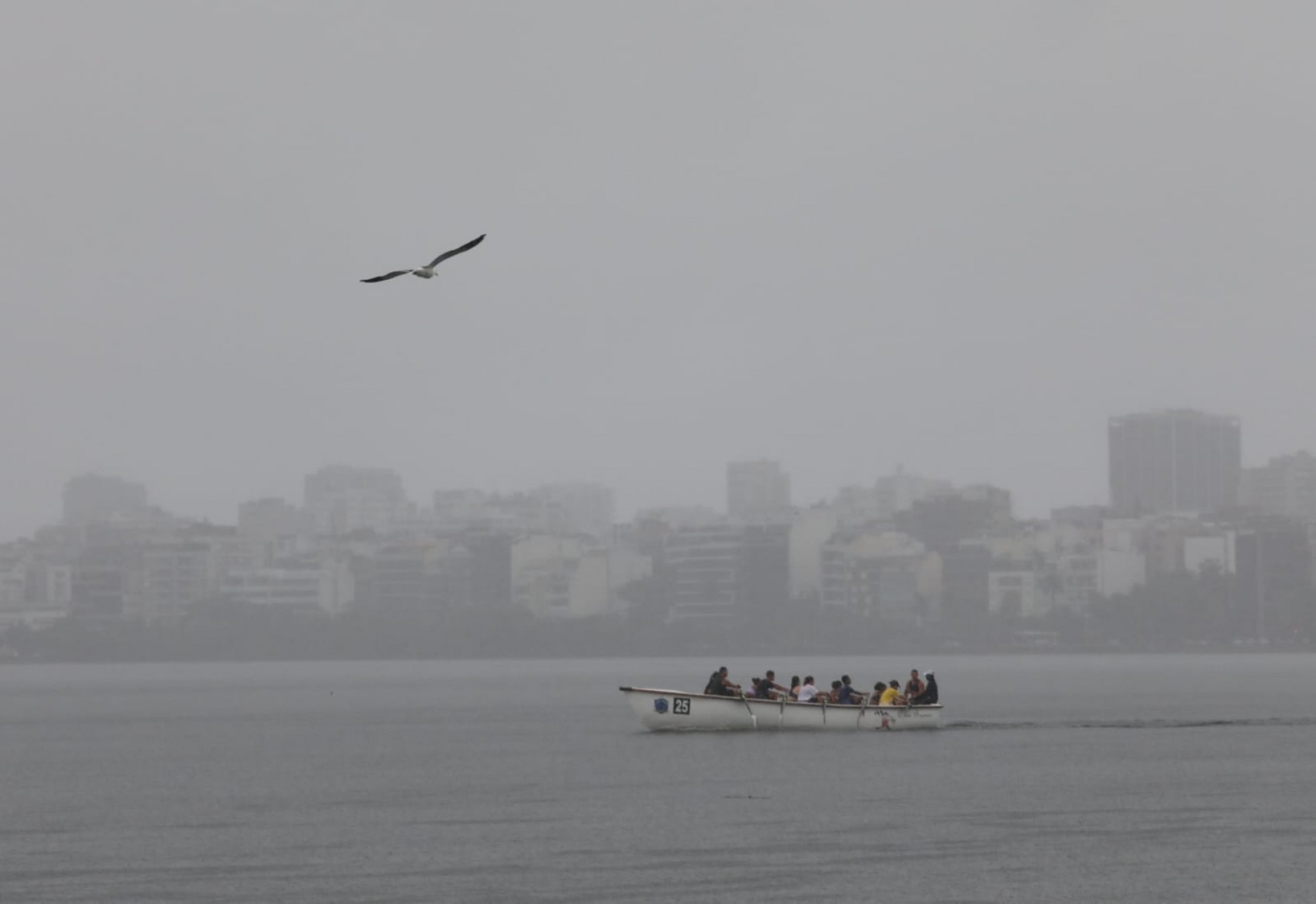 Mesmo com chuva, cariocas passeam de barco na Lagoa Rodrigo de Freitas - Pedro Ivo/Agência O Dia
