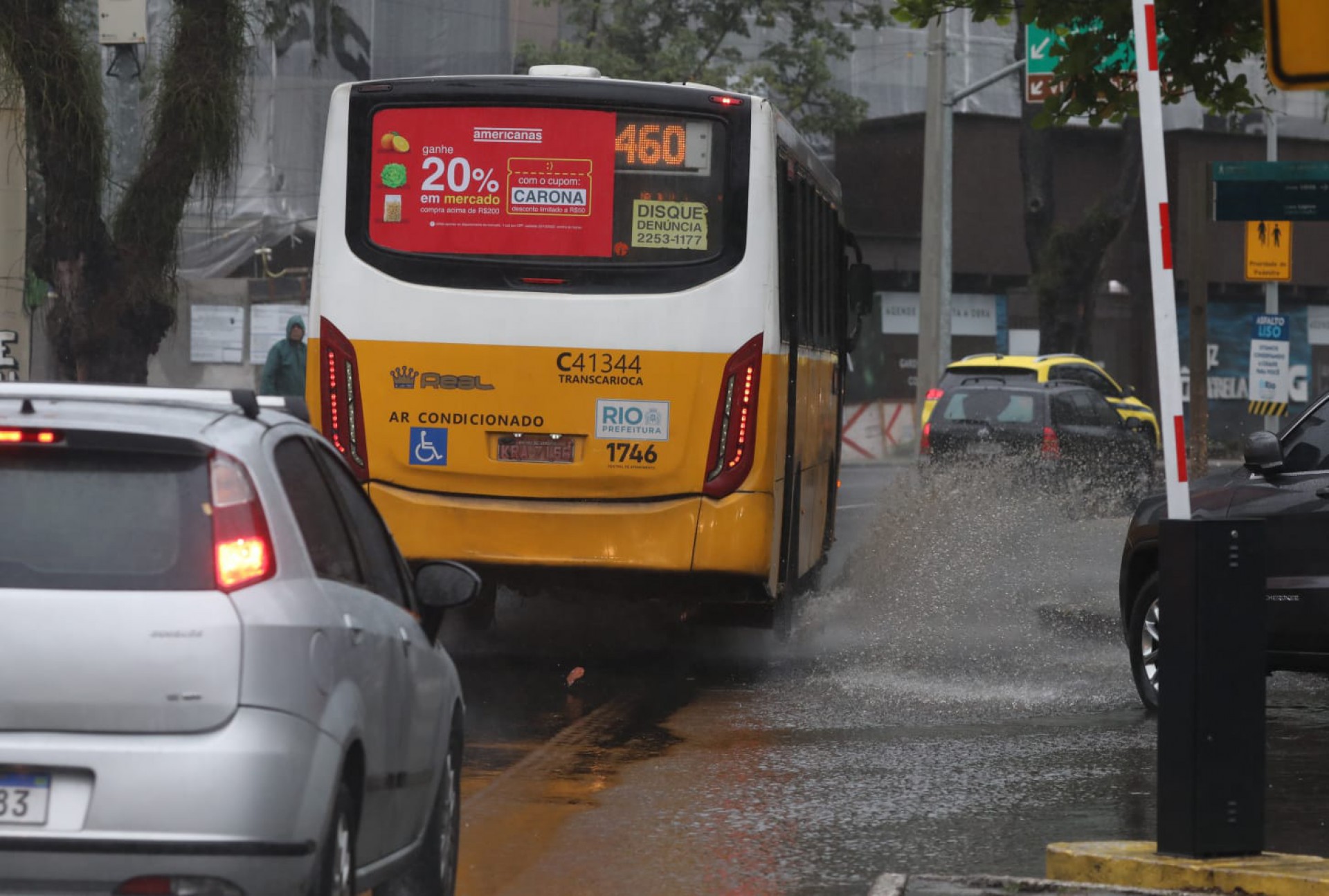 Rio registrou acidentes e retenção no trânsito em diversos pontos da cidade - Pedro Ivo/Agência O Dia