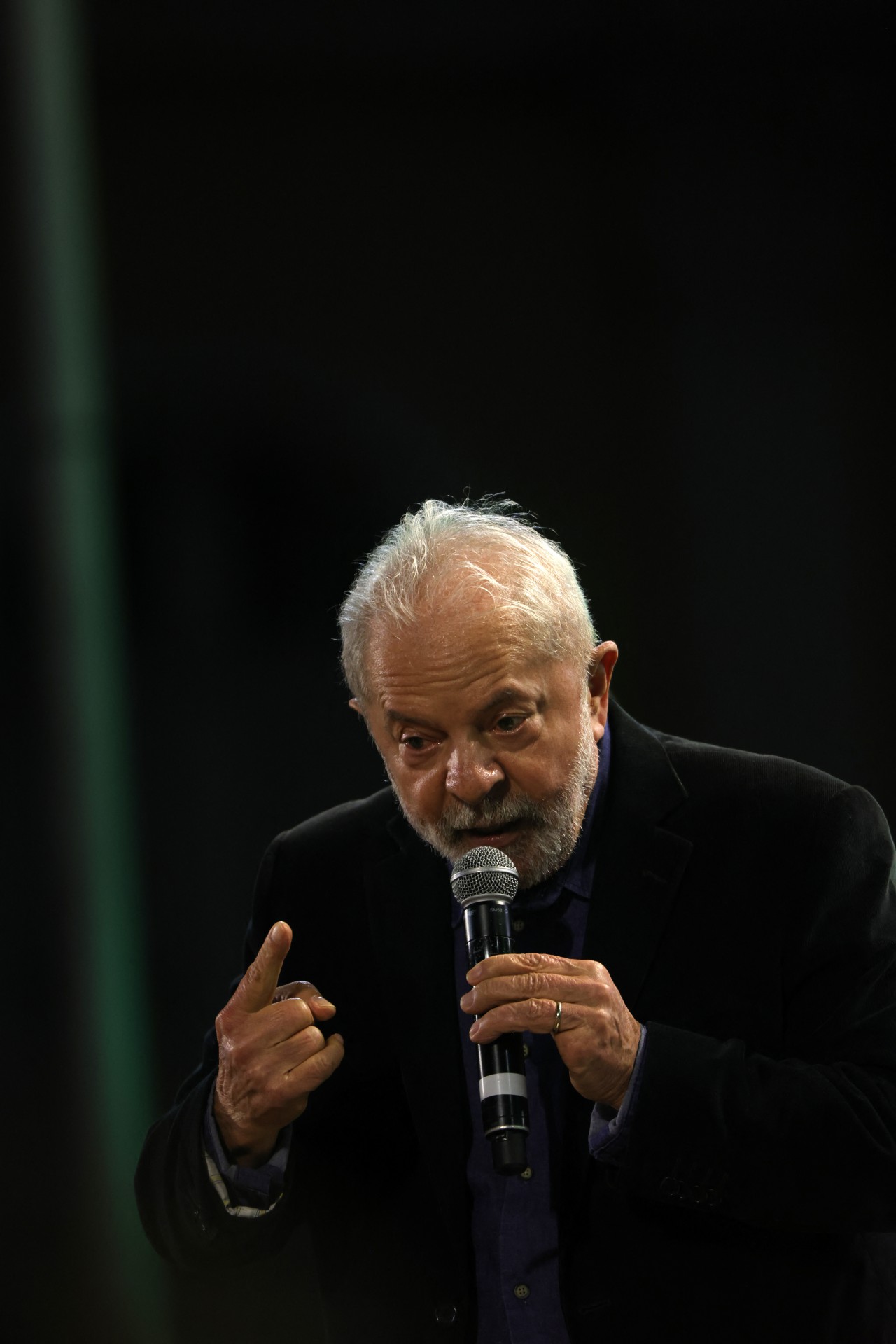 Lula admite que precisa preservar a voz
