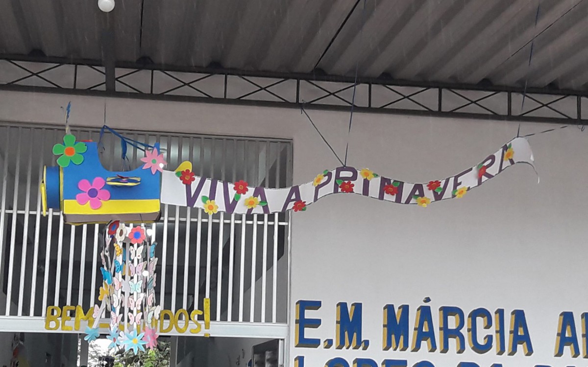 Escola Municipal M&aacute;rcia Ad&atilde;o Lopes Louren&ccedil;o, no bairro Andrade Ara&uacute;jo, ficou decorada para a Festa da Primavera