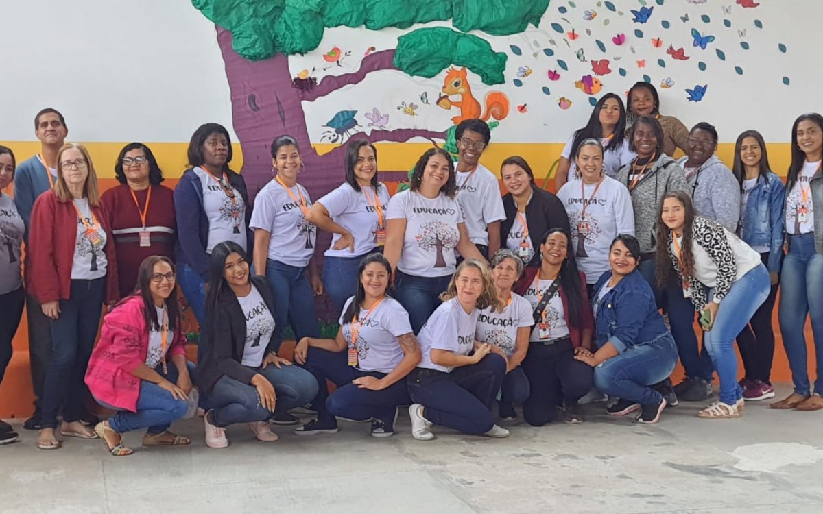 Os profissionais de educa&ccedil;&atilde;o da Escola Municipal M&aacute;rcia Ad&atilde;o Lopes Louren&ccedil;o na Festa da Primavera