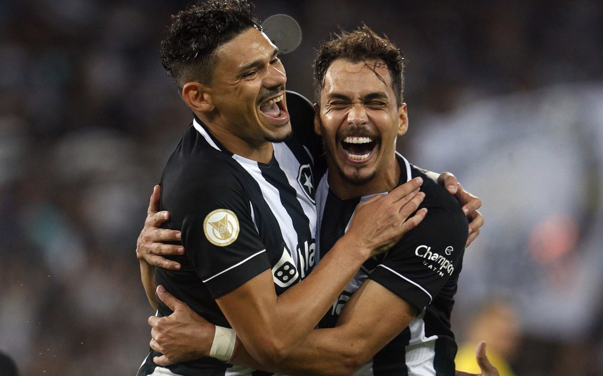 Tiquinho Soares comemora com Eduardo o seu primeiro gol pelo Botafogo - Vitor_Silva