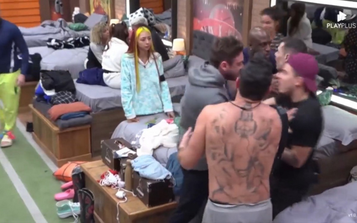 Thomaz Costa levou empurrão de Vini durante discussão entre o modelo e Alex - Reprodução/PlayPlus