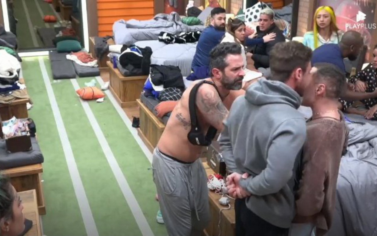 Peões tentaram separar a briga entre Alex e Vini em 'A Fazenda 14' - Reprodução/PlayPlus