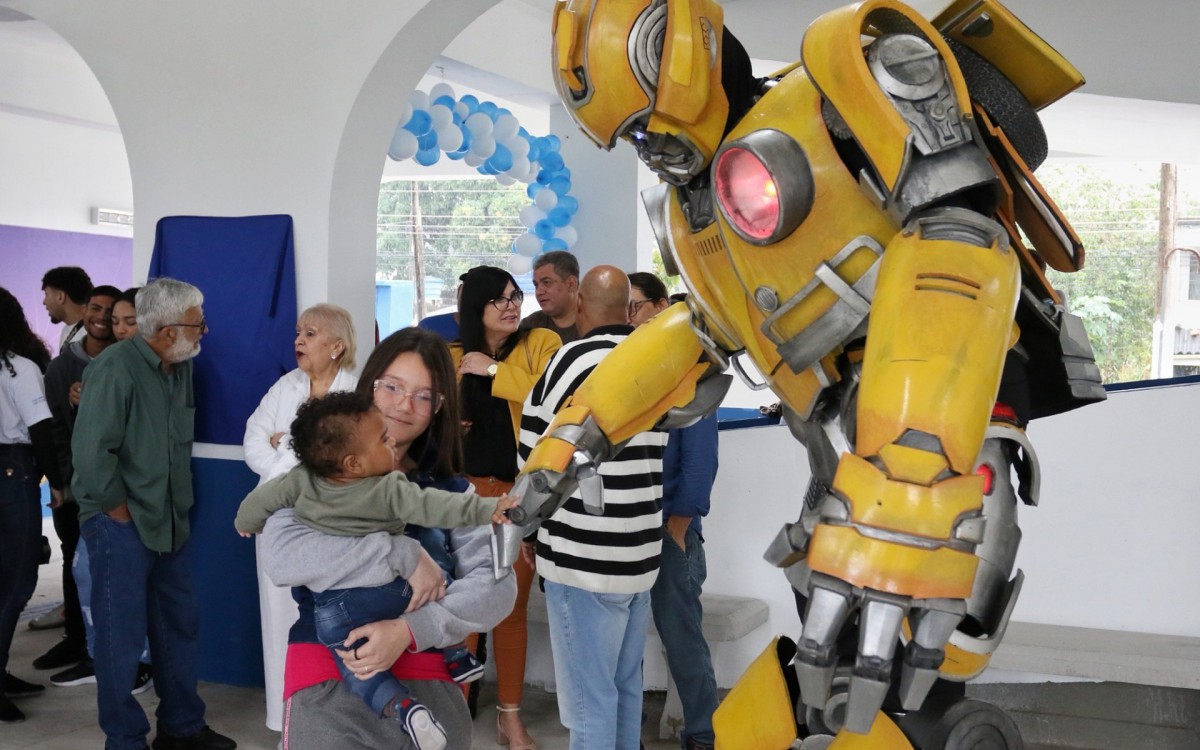 Crian&ccedil;a recebe carinho de 'rob&ocirc;' durante o evento