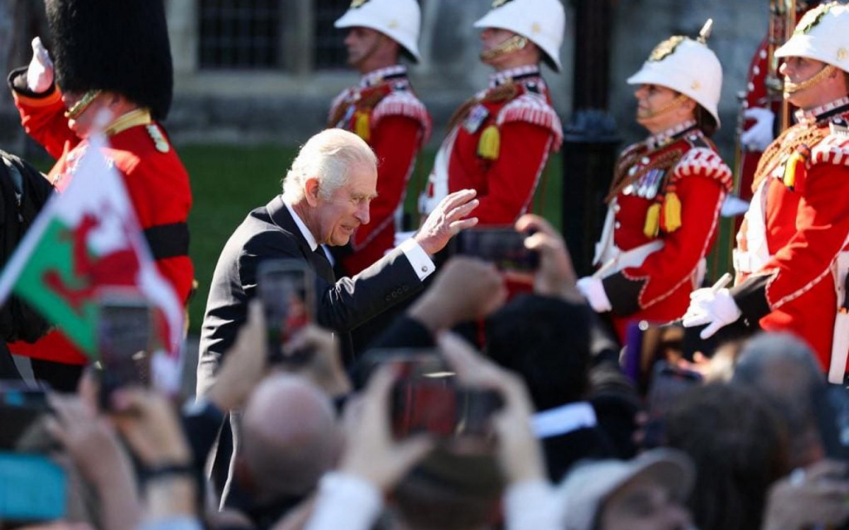 Rei Charles &eacute; recebido no Pa&iacute;s de Gales