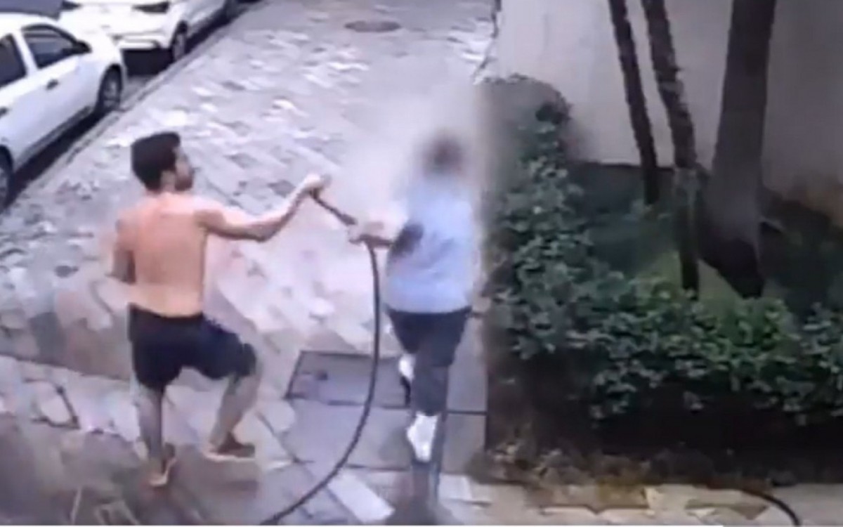 C&acirc;meras de seguran&ccedil;a flagraram o momento da agress&atilde;o