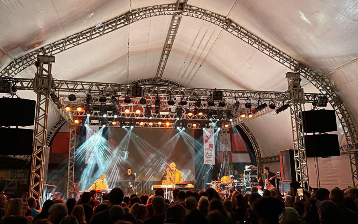 Os shows s&atilde;o gratuitos e acontecem na Pra&ccedil;a da Ferradura. Neste s&aacute;bado (17), quem sobe ao palco &eacute; Fernanda Abreu