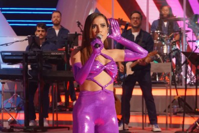 Anitta canta grandes sucessos de carreira do palco do 