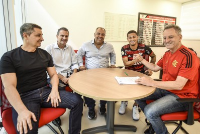 Flamengo anuncia renovação de contrato com João Gomes
